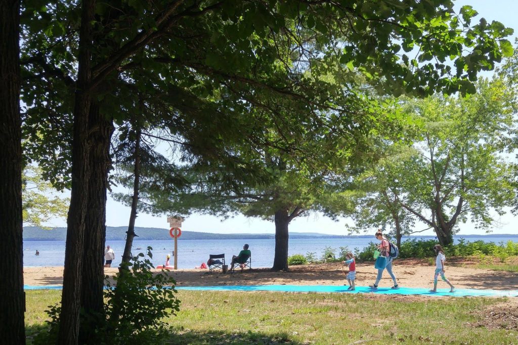 Walking on blue assessibility mat to bonnechere beach, photo by brian tao
