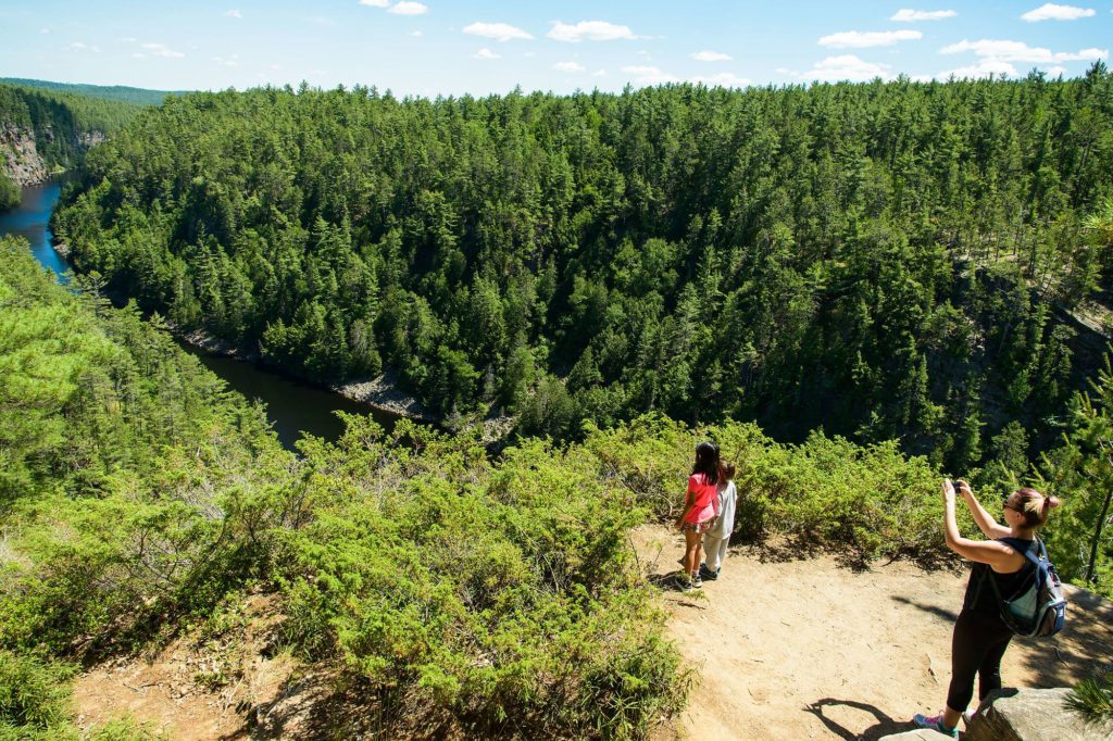 Epic Hikes With Kids - BARRON CANYON TRAIL, taking pictures of kids on a cliff #discoverON #exploremore #barroncanyontrail #algonquinpark #getoutside #liveoutdoors #ontarioparks #welivetoexplore #familytravelblogger #hikingwithkids #kidswhohike #hikingmom