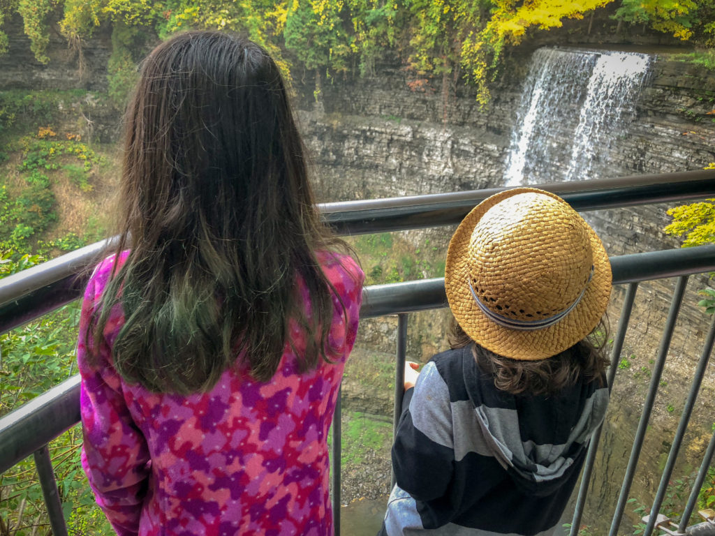 Epic Hikes With Kids - Dundas Peak and Tew's Falls Trail, Ontario #discoverON #exploremore #DUNDASPEAK #MANONT #DUNDASONTARIO #TEWSFALLS #getoutside #liveoutdoors #ontarioparks #welivetoexplore #familytravelblogger #hikingwithkids #kidswhohike #hikingmom