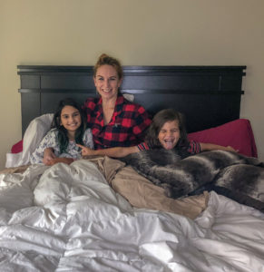 Lands' End Monogramed pyjamas #landsend #flannelpyjamas #monogram #RadiantNavyCheck #richred #longsleevepyjamas #warmandcozy #travelingmom #familytime #familymornings