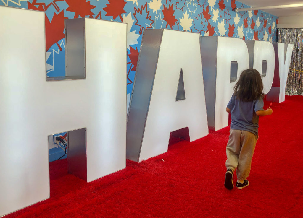 This way to Happy? #happyplaceTORONTO #happyplace #wearehappyplace #captureyiourhappy #harbourfrontcentre #champagnepapi #confetti #confettionthefloor #thingstodointoronto #sadtruth