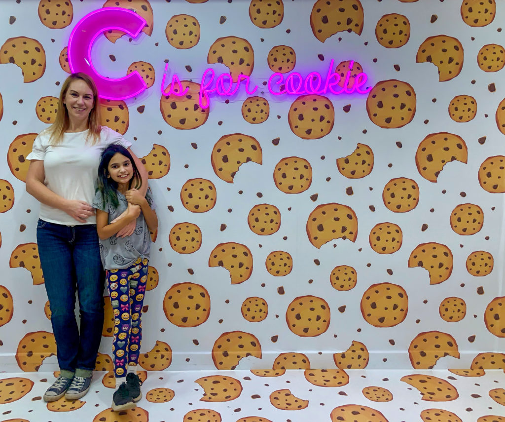 This way to Happy? #happyplaceTORONTO #happyplace #wearehappyplace #captureyiourhappy #harbourfrontcentre #champagnepapi #confetti #confettionthefloor #thingstodointoronto #sadtruth #momanddaughter #mygirl