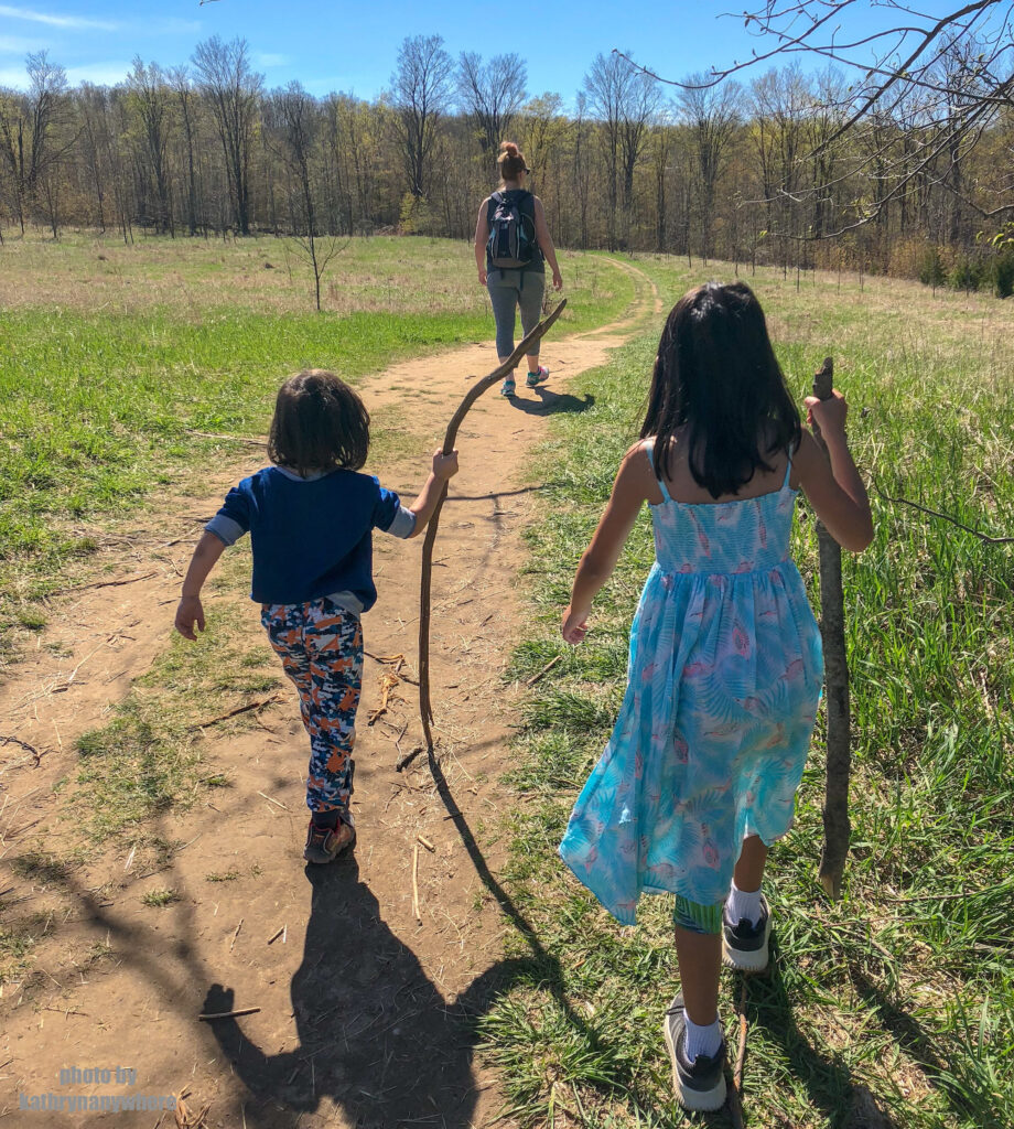 Mom and kids going on a hike in Mono Cliffs Provincial Park