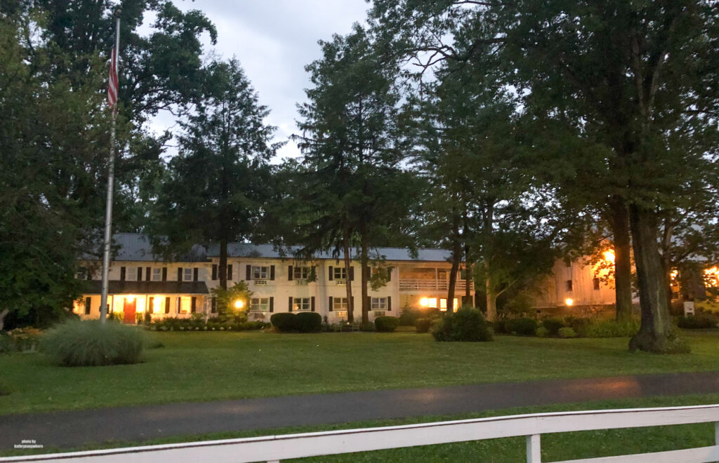 exterior of Edgewater Inn & Riverside Grille