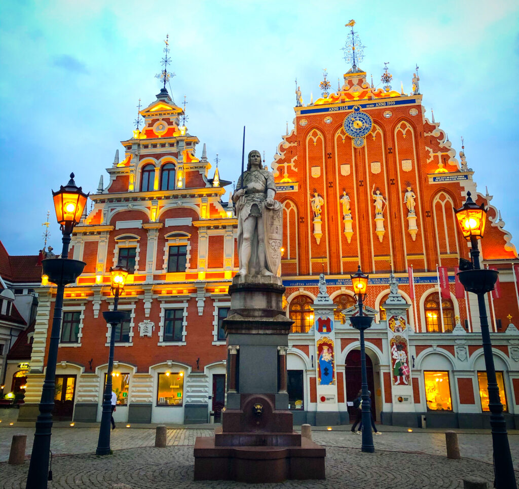 The most photographed building in Riga: The House Of Blackheads. It is really hard to miss that building. Demolished years ago by German and Soviet troops, it’s been rebuilt again and again.