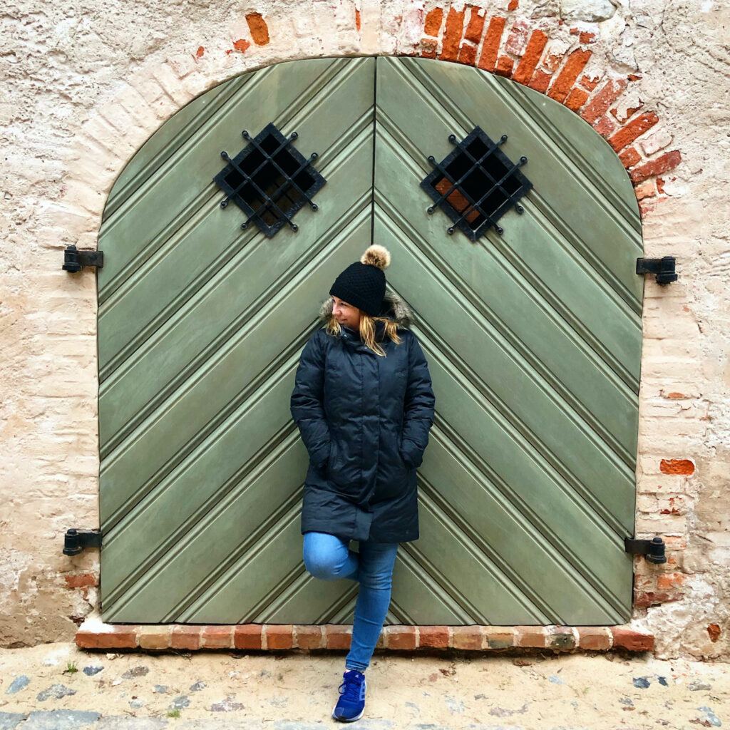  Gorgeous girl in front of door in Riga, Latvia #doortraits #doorsofeurope #doorsoflatvia #doorsofriga #rigadoors100 #magneticlatvia