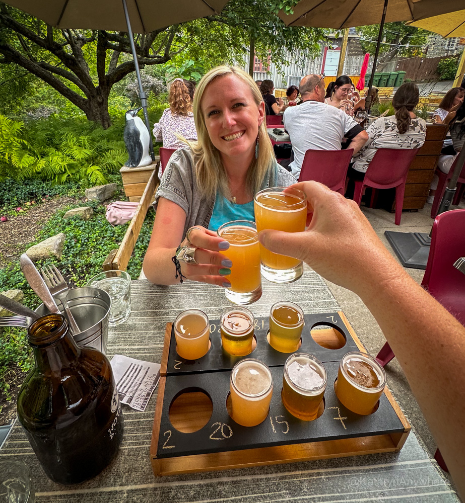 Resto Noire & Blanche Microbrasserie terrace cheers with Lindsay
