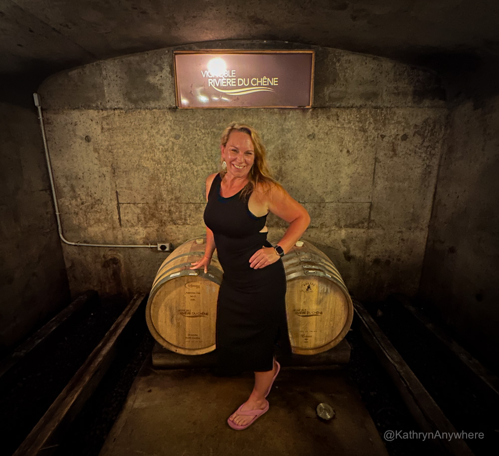 Vignoble Rivière du Chêne Kat with wine barrels