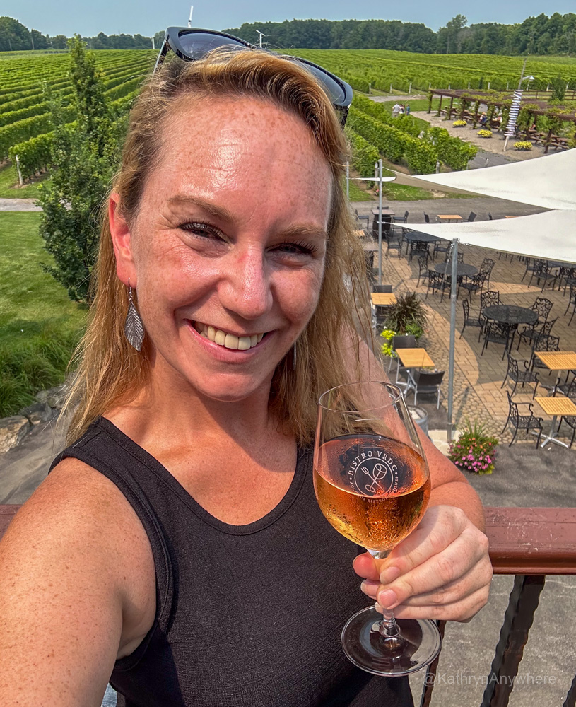 Vignoble Rivière du Chêne blush wine selfie