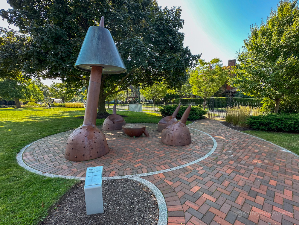 Memorial Art Gallary exterior art scupltures sitting area