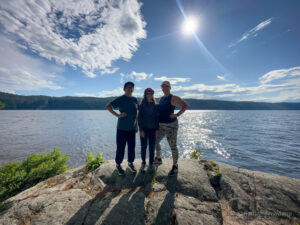 Parc national d’Opémican Inukshul trail family on a rock smiling